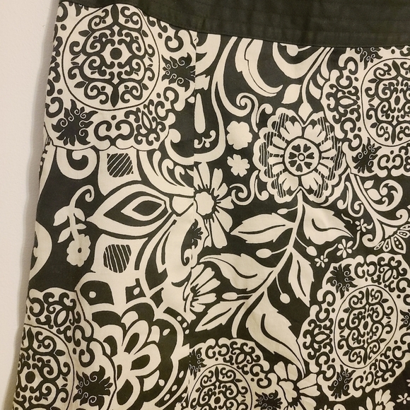 Ann Taylor | Cream Mixed Floral Printed A-Line Skirt (Size 6) - Picture 10 of 11